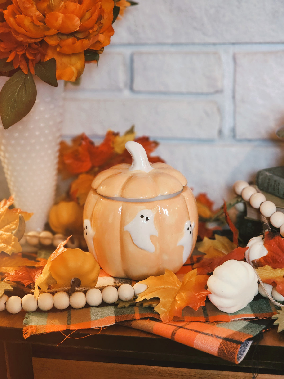Orange Pumpkin with Ghosts - White Pumpkin Maple Crunch