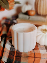 Load image into Gallery viewer, White Pumkin Candle - White Pumpkin Maple Crunch
