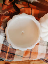 Load image into Gallery viewer, White Pumkin Candle - White Pumpkin Maple Crunch
